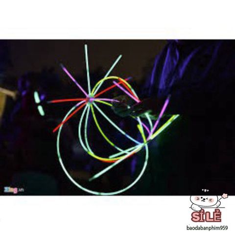 Hộp Que Phát Sáng 100 Cái J42 - Đồ Chơi Giải Trí Nhiều Màu, Thích Hợp Cho Lễ Hội Halloween, Trung Thu, Tiệc Tùng, Dã Ngoại