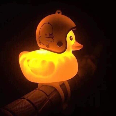 Vịt Vàng Gắn Xe Đội Nón Bảo Hiểm - Đồ Chơi Phát Sáng LED và Bóp Kêu Dành Cho Bé - Quà Tặng Dễ Thương