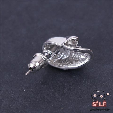 Khuyên tai đầu lâu Gothic thời trang với đá pha lê - Trang sức độc đáo cho tín đồ yêu thích phong cách cá tính.