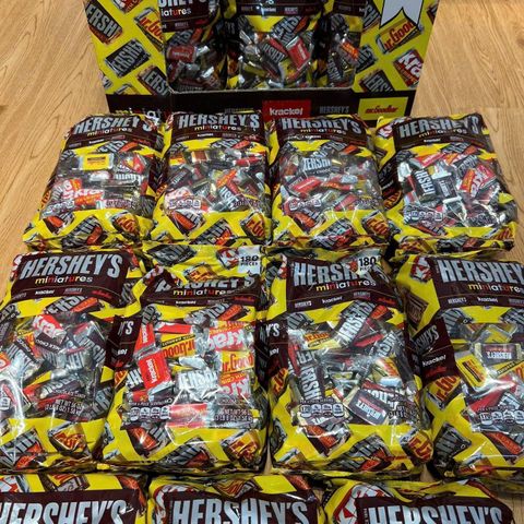 Kẹo Socola Hershey’s Miniatures 1.58kg - Socola Kisses Nguyên Chất, 4 Hương Vị Thơm Ngon, Thích Hợp Cho Tiệc Tùng và Du Lịch