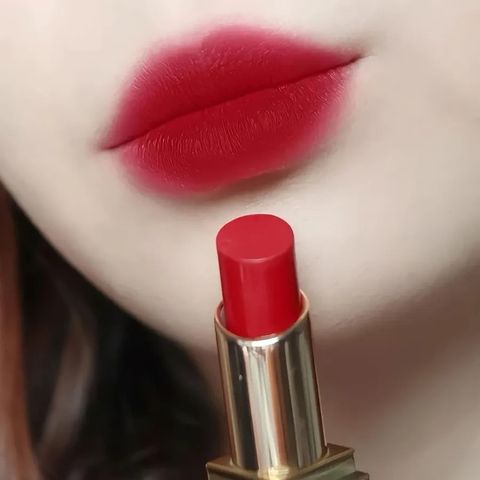 Son Tom Ford Lip Color Satin Matte 92 Charmed - Son Môi Đỏ Cherry Chính Hãng, Chất Son Mịn, Độ Bền Cao, Dưỡng Ẩm Tốt