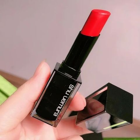Son Shu Uemura Amplified OR 570 Đỏ Cam - Son Môi Cao Cấp Chính Hãng Vỏ Đen Sang Trọng, Chất Son Mịn Màng, Quyến Rũ