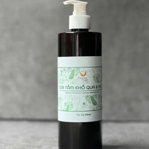 Sữa tắm khổ qua mù u Escoco 500ml - Dưỡng ẩm, ngăn ngừa vấn đề về da, phù hợp cho cả trẻ em và người lớn, hoàn toàn tự nhiên, không hóa chất độc hại.
