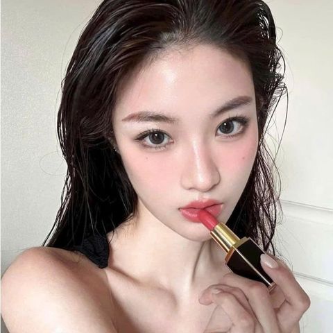 Son Lì Tom Ford Màu 05 Đỏ Hồng San Hô Front Page - Đẳng Cấp Sang Trọng, Độ Bám Màu Tốt, Chất Lì Mịn Màng, Chính Hãng