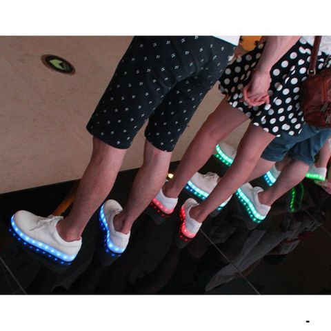 Giày Trắng Phát Sáng LED 7 Màu Hàn Quốc - Giày Unisex Phong Cách Thời Trang - Đế Chống Nước, Sạc Pin, Tiện Dụng