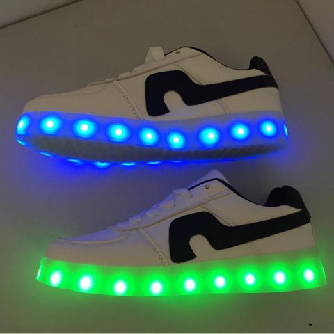 Giày Trắng Đèn LED Phát Sáng 7 Màu, Kẻ Vạch Đen - Phong Cách Độc Đáo, Thời Trang Nam Nữ - 8 Chế Độ Ánh Sáng ấn Tượng