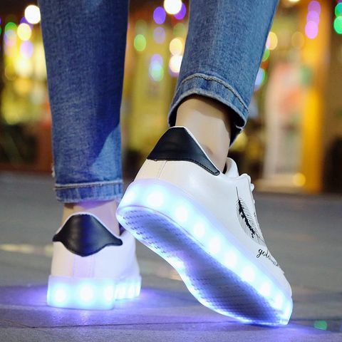 Giày LED Phát Sáng 7 Màu Họa Tiết Lông Vũ Đen Goodluck Style Hàn Quốc - Giày Thời Trang Nam Nữ, Chống Nước, Dễ Dàng Tùy Chỉnh Màu Sắc