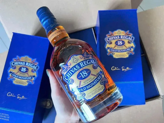 Rượu Whisky Chivas Regal 18 Năm 700ml - Hương Vị êm Mượt, Quà Tặng Sang Trọng cho Người Mê Rượu