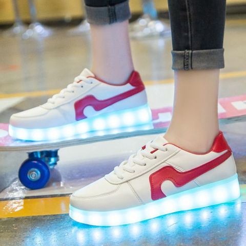 Giày Đèn LED Phát Sáng 7 Màu Kẻ Vạch Cong Đỏ - Giày Thời Trang Nam Nữ Độc Đáo, 8 Chế Độ Chiếu Sáng, Phong Cách Hiện Đại