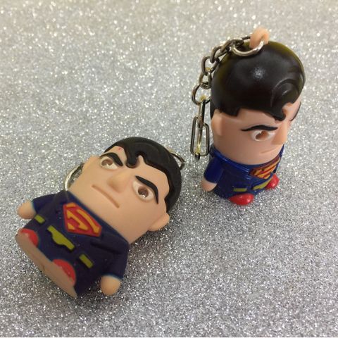 Móc Khóa Superman Đèn LED Phát Sáng - Âm Thanh Độc Đáo, Móc Khóa Siêu Nhân Xanh Ngộ Nghĩnh, Quà Tặng Đáng Yêu, Phụ Kiện Thời Trang