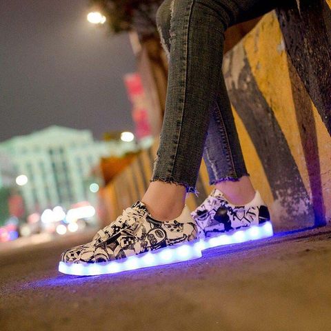 Giày Phát Sáng Đèn Led 7 Màu Thời Trang Nam Nữ - Họa Tiết Đen Nhạt Chống Nước, Đế Chắc Chắn, Dùng Được Trong Mưa