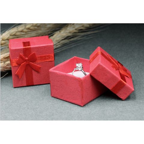 Hộp Đựng Nhẫn Hình Vuông Màu Hồng - Trang Sức Cao Cấp, Quà Tặng Ý Nghĩa Cho Các Cô Gái Trẻ, Kích Thước Nhỏ Gọn 4x4x3.2cm
