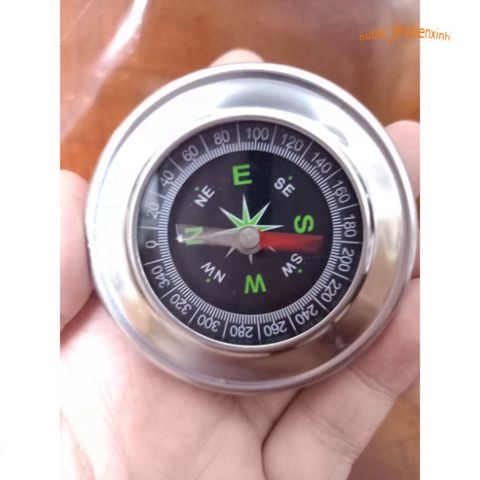 La bàn mini phong thủy đa năng - Chỉ phương hướng, lý tưởng cho phượt thủ và du lịch, chất liệu kim loại bền đẹp, đường kính 75mm.