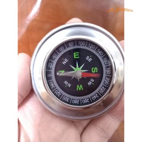 La bàn mini phong thủy đa năng - Chỉ phương hướng, lý tưởng cho phượt thủ và du lịch, chất liệu kim loại bền đẹp, đường kính 75mm.