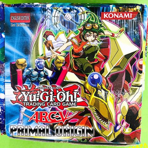 Hộp lớn thẻ bài Yu-Gi-Oh Vua Trò Chơi - Bộ sưu tập 324 lá bài hiếm, bao gồm rồng trắng mắt xanh và nhiều thẻ mạnh khác.