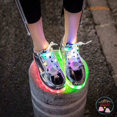 Giày Thể Thao Đèn LED Phát Sáng 3 Vạch - 8 Chế Độ Nhấp Nháy Màu, Dây Giày Thời Trang Cho Nam Nữ, Sự Lựa Chọn Xu Hướng Mùa Hè
