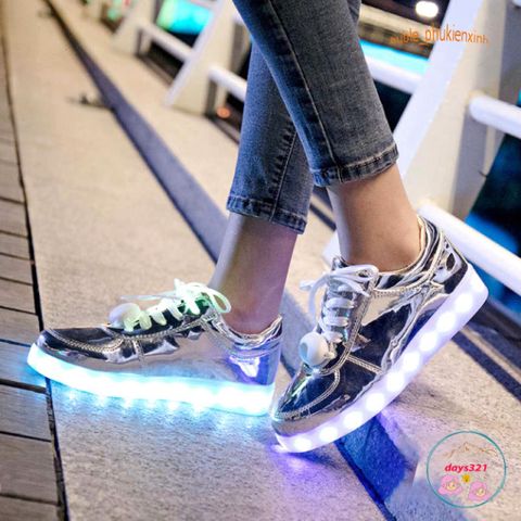 Giày Thể Thao Đèn LED Phát Sáng 3 Vạch - 8 Chế Độ Nhấp Nháy Màu, Dây Giày Thời Trang Cho Nam Nữ, Sự Lựa Chọn Xu Hướng Mùa Hè