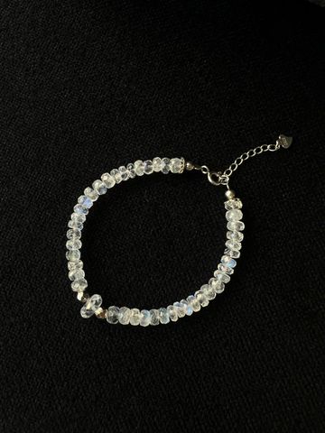 Vòng tay Moonstone đá thật cắt giác chuẩn lửa mạnh - Trang sức cao cấp lấp lánh mang năng lượng tích cực và vẻ đẹp sang trọng