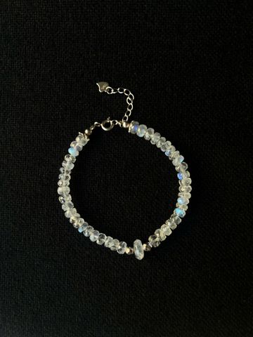 Vòng tay Moonstone đá thật cắt giác chuẩn lửa mạnh - Trang sức cao cấp lấp lánh mang năng lượng tích cực và vẻ đẹp sang trọng