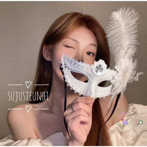 Mặt nạ Halloween lộng lẫy với lông vũ - Phụ kiện thời trang cho dạ tiệc, cosplay và lễ hội, thiết kế sang trọng, bí ẩn và quyến rũ.