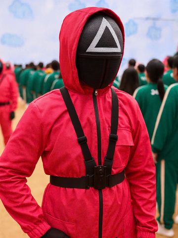 Mặt Nạ Lính Gác Squid Game - Phụ Kiện Halloween Hoàn Hảo Cho Team Building và Cosplay Trò Chơi Con Mực