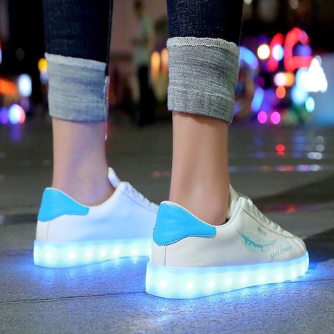 Giày Phát Sáng LED Màu Trắng Họa Tiết Lông Vũ Xanh Hàn Quốc - Giày Thời Trang Đa Năng, Phát Sáng 7 Màu Cho Nam Nữ