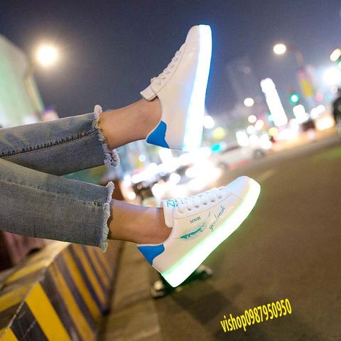 Giày Phát Sáng LED Màu Trắng Họa Tiết Lông Vũ Xanh Hàn Quốc - Giày Thời Trang Đa Năng, Phát Sáng 7 Màu Cho Nam Nữ