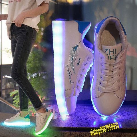 Giày Phát Sáng LED Màu Trắng Họa Tiết Lông Vũ Xanh Hàn Quốc - Giày Thời Trang Đa Năng, Phát Sáng 7 Màu Cho Nam Nữ