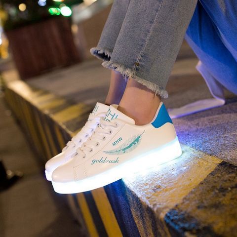 Giày Phát Sáng LED Màu Trắng Họa Tiết Lông Vũ Xanh Hàn Quốc - Giày Thời Trang Đa Năng, Phát Sáng 7 Màu Cho Nam Nữ
