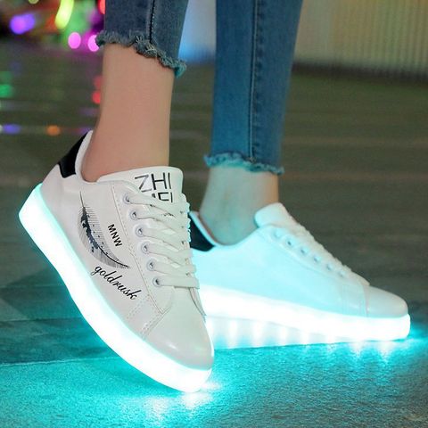 Giày LED Phát Sáng Màu Trắng Họa Tiết Lông Vũ Đen Goodluck Style Hàn Quốc - 7 Màu Đổi Chế Độ Nam Nữ Thời Trang Cực Ngầu