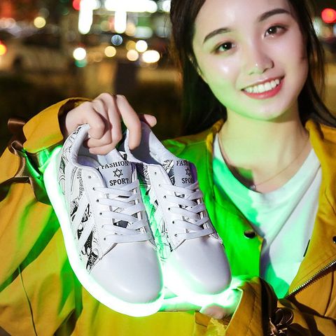 Giày Phát Sáng Màu Trắng Họa Tiết Đen - 7 Màu LED Thời Trang Unisex, Dây Giày Tặng Kèm - Phù Hợp Party, Sự Kiện, Nhảy Nhóm