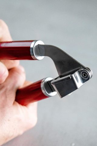 Dụng cụ ép tỏi KitchenAid KAG132OHERE - Thép không gỉ, thiết kế ergonomic, màu đỏ, an toàn không BPA cho bếp tiện lợi