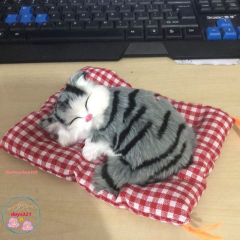Mèo Vằn Xám Đế Hồng - Thú Bông Hấp Thụ Mùi Than Hoạt Tính Trang Trí Ô Tô và Phòng Làm Việc, Khử Độc Không Khí 28x20cm