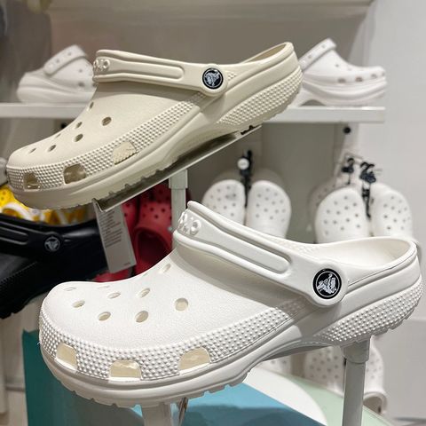 Giày Sục Crocs Classic Clog Đen Kem Trắng - Dép Sandal Quai Hậu Thời Trang, Siêu êm Dành Cho Nam Nữ, Phong Cách Trẻ Trung