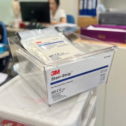 Miếng dán y tế 3M Steri-Strip™ R1547 - Thay thế chỉ khâu an toàn, 6 miếng/túi, 12mm x 100mm - Giảm đau & Nguy cơ nhiễm trùng