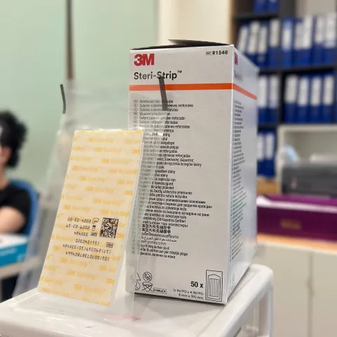 Miếng Dán Y Tế Thay Chỉ Khâu 3M Steri-Strip R1546, 10 Miếng/Túi, Kích Thước 6mm x 100mm - Giải Pháp An Toàn Cho Vết Thương Nhỏ