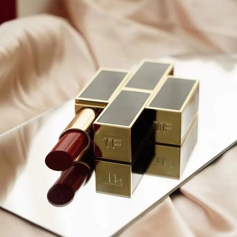 Son Môi Tom Ford Satin Matte 50 Adored - Màu Đỏ Cam Cháy Sang Trọng, Độ Bám Màu Tốt, Phù Hợp Với Mọi Tông Da