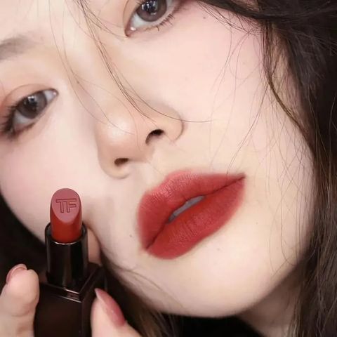 Son Lì Tom Ford TF Lip Color Matte 02 Rose Petal - Son Môi Đỏ Đất Cao Cấp Chính Hãng, Bền Màu, Sang Trọng và Quyến Rũ