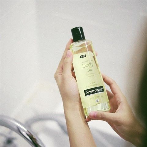 Dầu Dưỡng Thể Neutrogena Body Oil Light Sesame Formula 946ml - Dưỡng ẩm, Làm mềm da, Chống nắng, Hương thơm dễ chịu