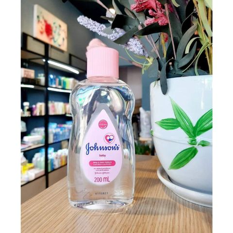 Dầu Mát xa và Dưỡng Ẩm Johnson’s Baby Oil 200ML - Giữ ẩm cho da nhạy cảm của bé, an toàn và hiệu quả cho cả người lớn.