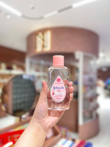 Dầu Mát xa và Dưỡng Ẩm Johnson’s Baby Oil 200ML - Giữ ẩm cho da nhạy cảm của bé, an toàn và hiệu quả cho cả người lớn.