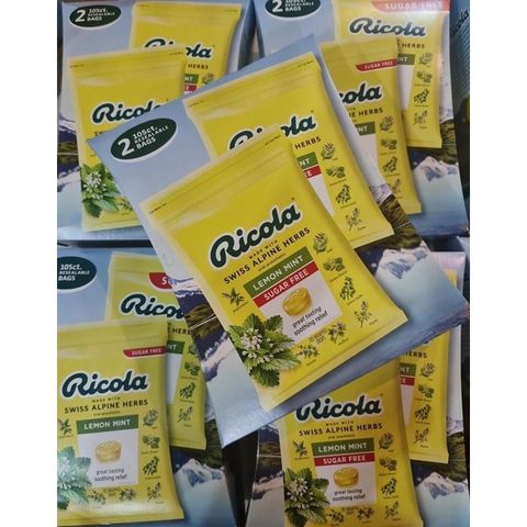 Kẹo Ngậm Thảo Mộc Không Đường Ricola Lemon Mint - Hương Chanh Bạc Hà, 105 Viên Từ Mỹ, Giúp Giảm Ho và Làm Dịu Họng