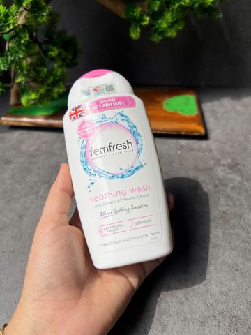 Dung dịch vệ sinh phụ nữ Femfresh Soothing Wash 250ml