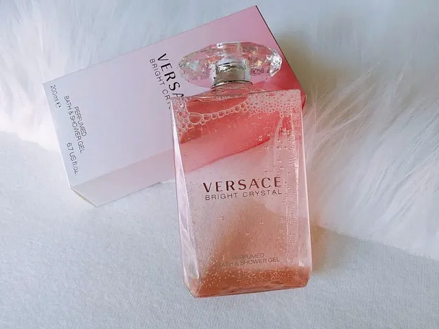 Sữa Tắm Versace Bright Crystal 200ml - Hương Thơm Nhẹ Nhàng, Sang Trọng - Chăm Sóc Da Toàn Thân Chính Hãng