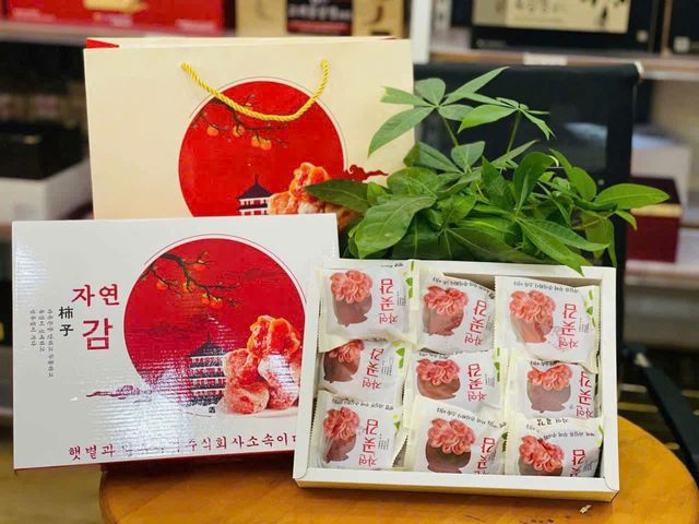Hồng Treo Gió Hàn Quốc 1kg – Snack Ngon Miệng, Thơm Mềm, Bổ Dưỡng Cho Sức Khỏe