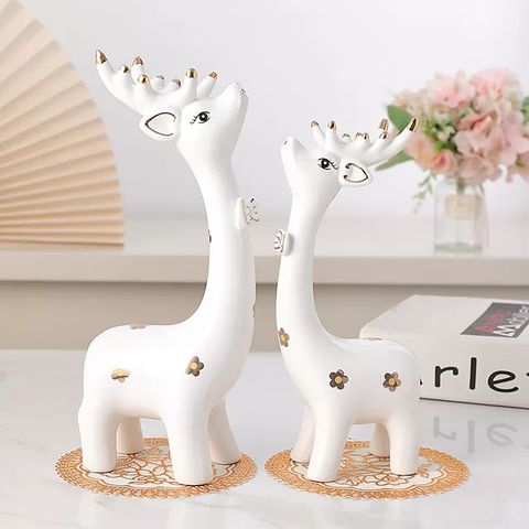 Tượng trang trí, decor phòng khách tông đen trắng