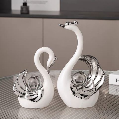 Tượng trang trí, decor phòng khách tông đen trắng
