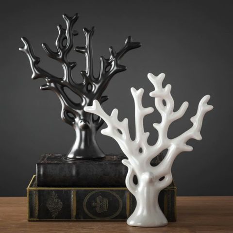 Tượng trang trí, decor phòng khách tông đen trắng