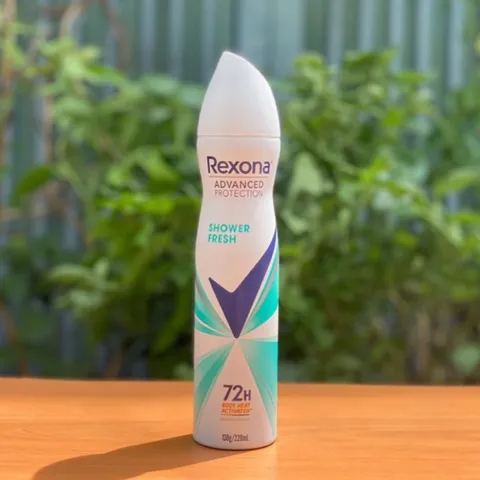 Xịt khử mùi Rexona Advanced Protection Shower Fresh dành cho nữ, dung tích 220ml.