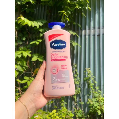 Mẫu mới Sữa Dưỡng Thể Dưỡng Ẩm Trắng Da toàn thân Vaseline daily brightening Body Lotion Chai 725ml